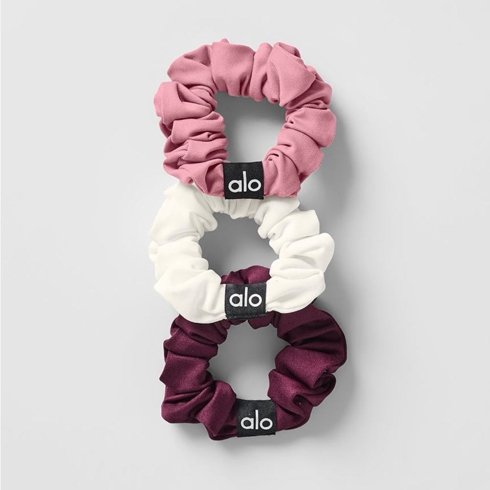 ALO Yoga 3-Pack Mini Scrunchies & Candle